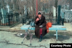 Фото женщины-попрошайки из альбома Умиды Ахмедовой «Женщины и мужчины: от рассвета до заката».