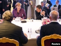 Francuski predsednik Nicolas Sarkozy i nemačka kancelarka Angela Merkel na sastanku sa grčkim premijerom George Papandreou i grčkim ministrom finansija Evangelos Venizelospreom prije početka samita G20, Kan, 03. novembar 2011.