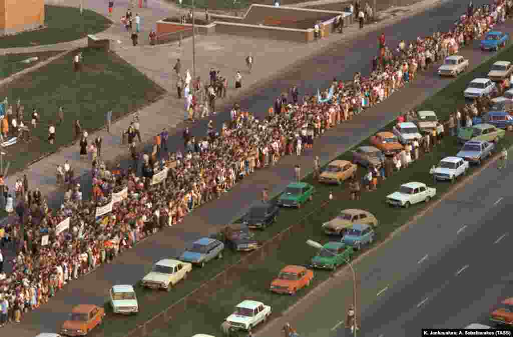 Procjenjuje se da je 23. avgusta 1989. oko dva miliona ljudi udružilo oružje širom Litvanije, Latvije i Estonije u protestu protiv sovjetske vlasti koji je postao poznat kao &quot;Baltički put&quot; ili &quot;Baltički lanac&quot;. U Vilnius (na fotografiji), učešću u ljudskom lancu prethodili su skupovi za nezavisnost.
