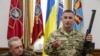 Украинские военные демонстрируют оружие, отобранное у двух попавших в плен российских спецназовцев. Киев, 18.05.2015.