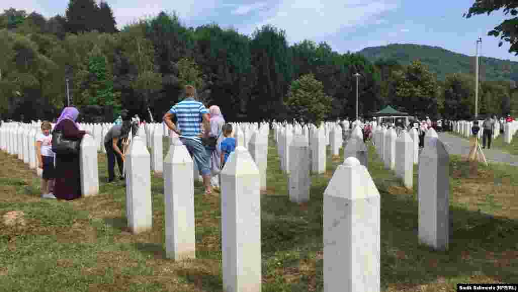 Porodice žrtava srebreničkog genocida pored mezara svojih najmilijih.