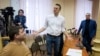 Предприниматель Петр Офицеров и глава Фонда борьбы с коррупцией (ФБК), оппозиционер Алексей Навальный (слева направо на первом плане), обвиняемые по делу о хищении имущества компании "Кировлес". Справа - адвокат А.Навального Вадим Кобзев. Сергей Бровко/ТАСС