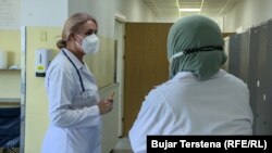Načelnica Infektivnog odeljenja Mirvete Daku-Kurteshi razgovara sa medicinskom sestrom na Infektivnoj klinici