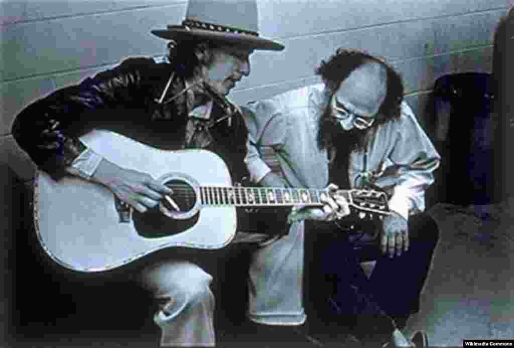 Боб Ділан і Аллен Ґінзберґ під час концертного туру Rolling Thunder Revue, 1975 рік