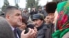 Ички иштер министринин орун басары Курсан Асанов нааразылыкка чыккандар менен сүйлөшүүдө. Ош, 17-февраль.