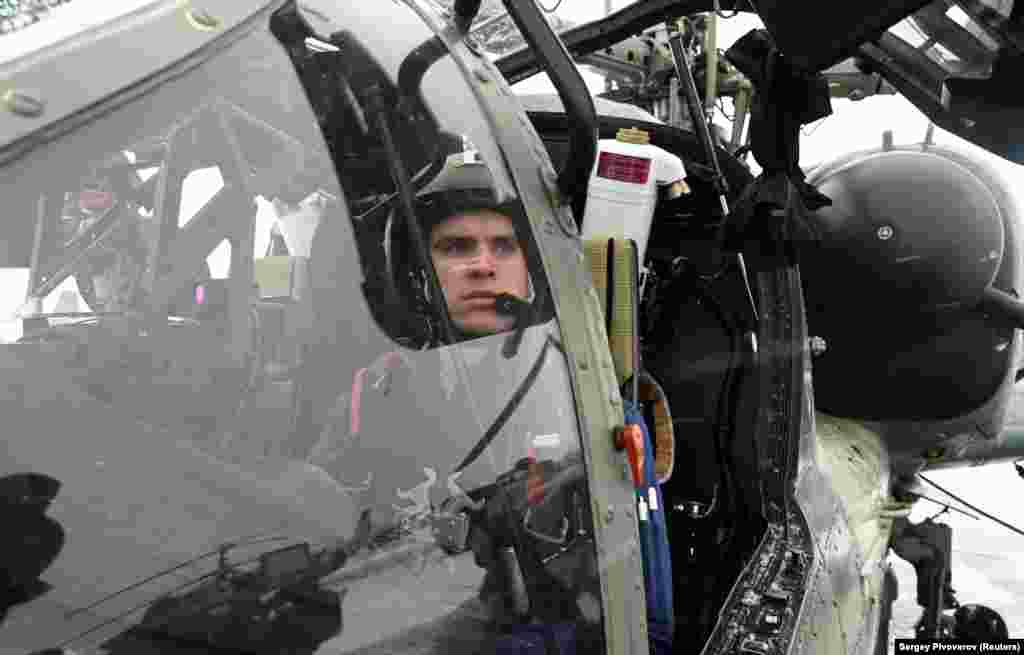 Pilot u kokpitu helikoptera Ka-52 u okviru probnog leta 19. januara. Američki državni sekretar Antony Blinken otputovao je 20. januara u Berlin na razgovore sa evropskim saveznicima, pošto rastu strahovi da bi Ukrajina mogla biti napadnuta &quot;iznenada&quot;. Moskva je negirala bilo kakve planove za napad na Ukrajinu i optužuje NATO da planira da primi tu zemlju u članstvo alijanse i da tamo pošalje teško naoružanje.