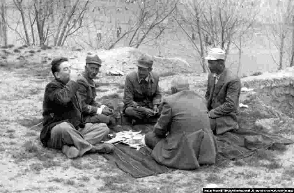Izraelski putnik (lijevo) nazdravlja s radnicima u blizini rijeke Shatt al-Arab u zapadnom Iranu 1950-ih godina.Izraelci koji su živjeli u Iranu prije revolucije 1979. prisjećaju se da nisu pokazivali interesovanje za represije koje je šah provodio nad vlastitim narodom."Oni se nisu žalili, a mi se nismo miješali", prisjetio se jedan Izraelac u filmu o periodu prije revolucije. "Nismo slijepi, znali smo u kakvoj realnosti živimo, ali to se nas nije ticalo", dodao je.
