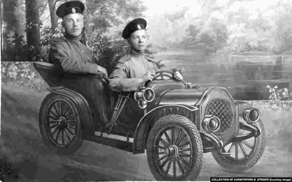 Osim u brodovima, Rusi su pozirali i u automobilima&hellip;