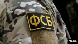 Наприкінці серпня ФСБ заявила про затримання на кордоні з Азербайджаном у Дагестані підозрюваного у спробі вивезення із Росії матеріалів службового характеру