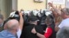 Policija je intervenisala kako bi rastjerala studente i građane sa protesta ispred novosadskog Fakulteta sporta i fizičkog vaspitanja, 28. aprila 2025.