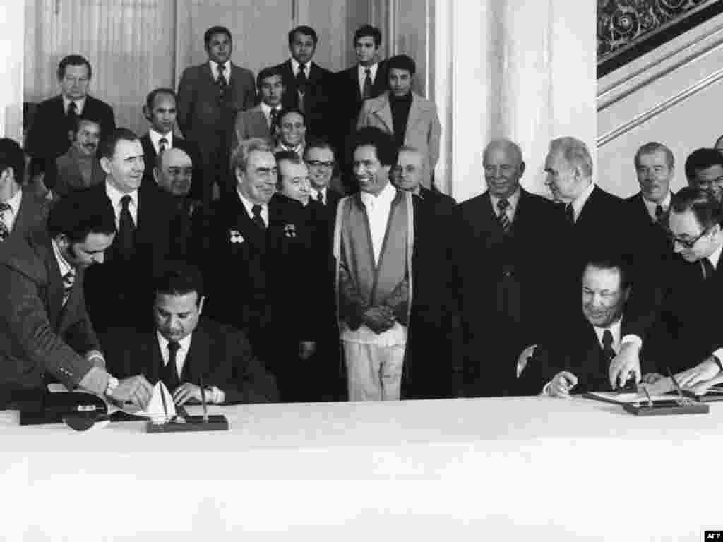 Gadafi i sovjetski lider Leonid Brežnjev sa članovima delegacija dvije države tokom potpisivanja međudržavnih ugovora u Moskvi, decembar 1976. godine.