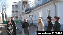 Тацяна Касатая (усярэдзіне) расказвае пра жыцьцё пісьменьнікаў каля дому Элізы Ажэшкі