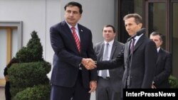 Վրաստանի նախագահ Միխեիլ Սաակաշվիլին եւ խորհրդարանական ընտրություններում հաղթած «Վրացական երազանք» դաշինքի առաջնորդ Բիձինա Իվանիշվիլին Թբիլիսիում բանակցությունների ավարտին, 9-ը հոկտեմբերի, 2012թ.