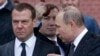 Дмитрий Медведев и Владимир Путин у Кремлевской стены