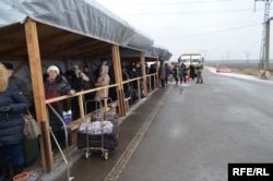 Очередь людей, въезжающих с неподконтрольной территории