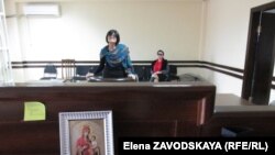 Изида Чаниа считает, что данный судебный процесс был затеян и тянется полтора года с целью оказать на нее давление как на журналиста и воспрепятствовать ее профессиональной деятельности