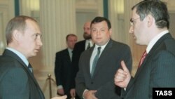 Разговоры президента с капитанами крупного бизнеса иногда приводят к радикальным изменениями в жизни последних. Путин и Ходорковский в 2001