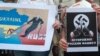 Плакати учасників протесту в Італії проти агресії Росії щодо України. Мілан, 9 червня 2015 року