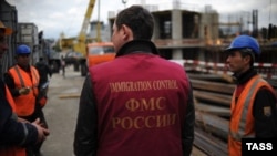 Муҳожирларга ҳаққини бермаëтганлар уларни Миграция хизмати томонидан Россиядан депортация қилиниш билан қўрқитмоқда.