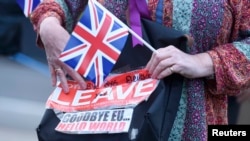 Pristalica izlaska iz EU sa zastavom Velike Britanije