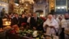 <a href="/a/news/29306302.html" target="_blank">Відспівування почалося</a> о 10:30 у Володимирському соборі. Патріарх Київський і всієї Руси-України Філарет очолив поминальну літургію. Попрощатися з українським поетом <a href="/a/news/29304202.html" target="_blank">прийшли президент України Петро Порошенко</a> з дружиною Мариною, прем&rsquo;єр-міністр Володимир Гройсман, міністр освіти Лілія Гриневич&nbsp;