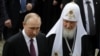Президент Росії Володимир Путін (ліворуч) і Московський патріарх Кирило. Москва, 25 травня 2017 року