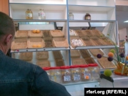 Полиці продуктових магазинів в Слов'янську практично спорожніли - нові продукти в місто не завозяться