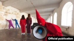 Кўргазма қатнашчилари "жаллод" ролини ҳам ўйнаб кўришлари мумкин.