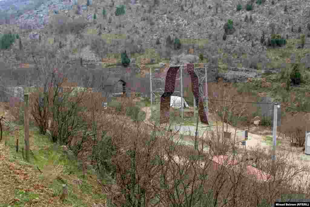 Jedna od aktivnosti Eko centra Blagaj Omladinskog kluba "Novi val" je i sportsko penjanje. Na slici je umjetna staza za penjanje.