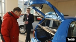 В этом году автолюбители вновь решились покупать автомобили в кредит.