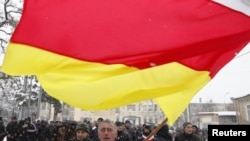 Прямую ответственность за политический кризис, возникший в Южной Осетии, по мнению югоосетинских политиков, «несут экс-президент РЮО и его ближайшее окружение»
