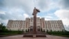 Памятник Ленину перед зданием парламента в Тирасполе, столице непризнанной Приднестровской молдавской республики