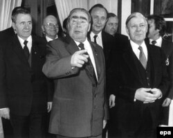 სსრკ-ს საგარეო საქმეთა მინისტრი,ანდრეი გრომიკო, სსრკ კპ გენერალური მდივანი ლეონიდ ბრეჟნევი და გერმანიის კანცლერი ჰელმუტ შმიდტი, 1974 წ.