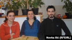 Kćerka je studentkinja, sin svršeni student bez zaposlenja. Važno je da su za Božić na okupu: porodica Vukanović