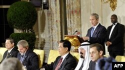АКШ президенти Жорж Буш "жыйырманын" лидерлеринин Ак үйдөгү расмий түштөнүүсү учурунда сөз сүйлөөдө. 14-ноябрь, 2008 