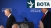 Presidenti rus, Vladimir Putin, dhe ai amerikan, Donald Trump, duke u larguar nga konferenca për media në Alaskë më 15 gusht 2025. 