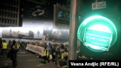 Jedna od nalepnica sa "lažima Aleksandra Vučića" zalepljena na semaforu tokom 13. protesta u Beogradu, mart 2019.