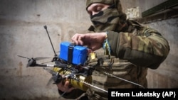 Ukrajinski vojnik 71. jegerske brigade priprema FPV dron na liniji fronta u blizini Avdijevke u oblasti Donjecka.