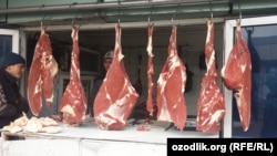 Мясная лавка на одном из рынков Андижана.