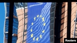 "Potrebno da [Srbija] uradi dodatne korake poput reforme ustava, da bi mogla očekivati otvaranje nekog klastera u pregovorima o članstvu sa EU u decembru", izjavio je slovenački državni sekretar za spoljne poslove Gašper Dovžan, u Briselu, u utorak 23. novembra.