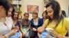 В Европе девочкам-подросткам на специальных занятиях пытаются показать, что воспистание своих детей - это не игра с куклами.