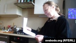 Антаніна Бендава чытае адзін з апошніх лістоў сына са зьняволеньня