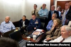 Bivši američki predsjednik Barack Obama, tadašnji potpredsjednik Joe Biden, sekretar odbrane Robert Gates i državna sekretarka Hillary Clinton zajedno sa nacionalnim sigurnosnim timom u Bijeloj kući dok čekaju informaciju o misiji u kojoj je ubijen Osama bin Laden.