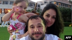Roman Seleznj sa partnerkom Anom Otisko i kćerkom u Sočiju