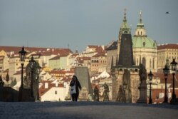 Пустынный Карлов мост в историческом центре Праги
