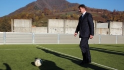 Miroslav Lajčak, kao ministar spoljnih poslova Slovačke, otvorio je novi fudbalski teren u Srebrenici, 9. novembra 2015.