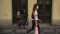 U Češkoj su otvorene zelene pijace, zanatske i male radnje koji nisu u tržnim centrima, auto bazari, salone za pse i kućne ljubimce (fotografija: Prag, april 2020).