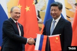 Президент России Владимир Путин и председатель Китайской Народной Республики Си Цзиньпин во время встречи в Доме народных собраний. Москва, 3 сентября 2015 года