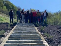 Чоловіки вийшли обороняти фігуру