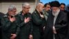 Върховният лидер аятолах Али Хаменей (вдясно) и IRGC искат да ударят Израел, но вътрешните дебати за свързаните рискове допринесоха за забавянето на атаката.